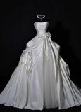 Luxurious Wedding Dresses Ball Gown Strapless Ivory Sleeveless Brides Dress Fitted Bridal Gowns HZ0311