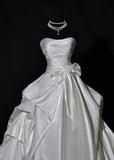 Luxurious Wedding Dresses Ball Gown Strapless Ivory Sleeveless Brides Dress Fitted Bridal Gowns HZ0311
