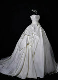 Luxurious Wedding Dresses Ball Gown Strapless Ivory Sleeveless Brides Dress Fitted Bridal Gowns HZ0311