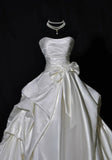 Princess Long Wedding Gowns Ball Gown Strapless Sleeveless Satin for Bride With Pleated Bow-knot Train White Bridal Dress HZ0311